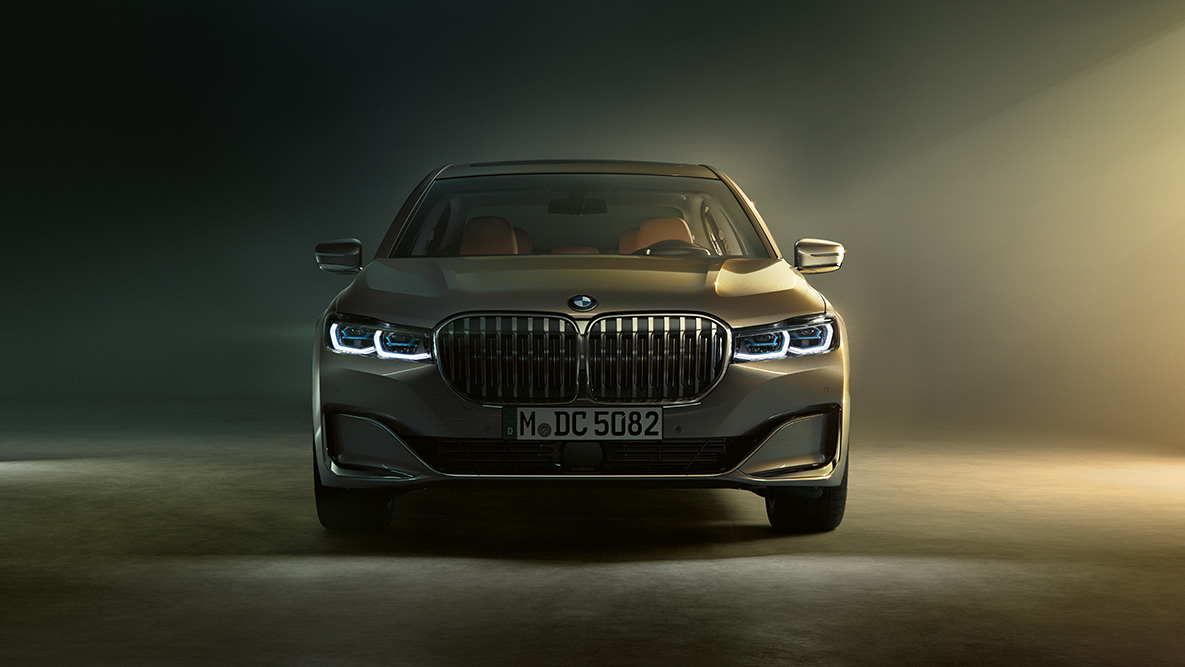BMW serije 7 Limuzina, G11, G12, 2019, pogled od spredaj BMW serije 7 Limuzina, G11, G12, 2019, barva Bernina Grey Amber Effect, pogled od spredaj pri zatemnjeni svetlobi