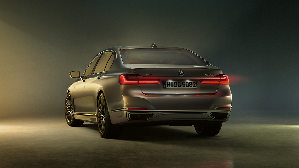 BMW serije 7 Limuzina, G11, G12, 2019, zadnje luči BMW serije 7 Limuzina, G11, G12, 2019, barva Bernina Grey Amber Effect, pogled od zadaj, zadnje luči