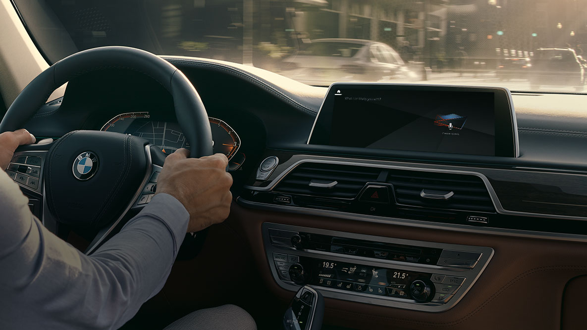 BMW serije 7 Limuzina, G11, G12, 2019, BMW Intelligent Personal Assistant BMW serije 7 Limuzina, G11, G12, 2019, moški v kokpitu, pogled zaslona z BMW Intelligent Personal Assistant