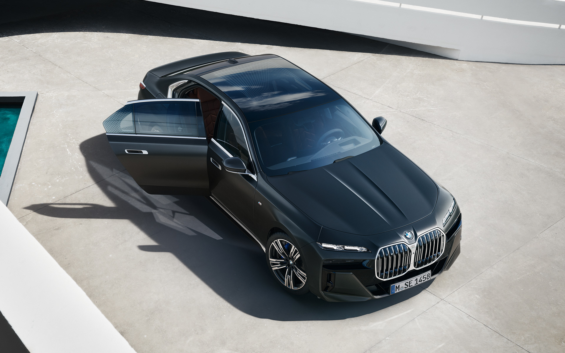 BMW serije 7 Limuzina, G70, ICE, 740i, paket M Sport, kovinska barva Frozen Deep Grey BMW serije 7 Limuzina, G70, ICE, 740i, paket M Sport, kovinska barva Frozen Deep Grey, pogled iz ptičje perspektive z odprtimi sovoznikovimi vrati