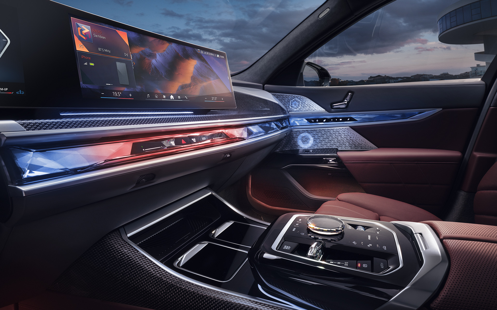 BMW serije 7 Limuzina, G70, ICE, 740i, paket M Sport, pogled notranjosti spredaj BMW serije 7 Limuzina, G70, ICE, 740i, paket M Sport, pogled notranjosti spredaj na stekleno prevleko CraftedClarity in ukrivljeni zaslon