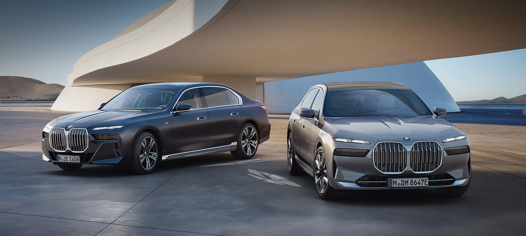 BMW serije 7 Limuzina (E23) Tričetrtinski pogled od spredaj BMW serije 7 Limuzina BMW i7 (G70), 7/8 stranski pogled, stoječ pogled BMW serije 7 Limuzina (E23) Tričetrtinski pogled od spredaj BMW serije 7 Limuzina BMW i7 (G70), 7/8 stranski pogled, stoječ pogled