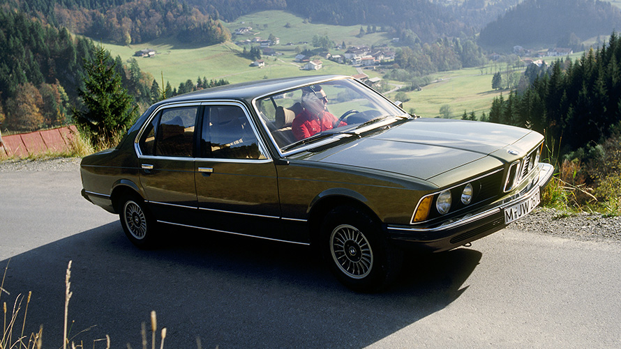 BMW 7er limuzina (E23) 7/8 stranski pogled vožnja BMW 7er limuzina (E23) 7/8 stranski pogled vožnja