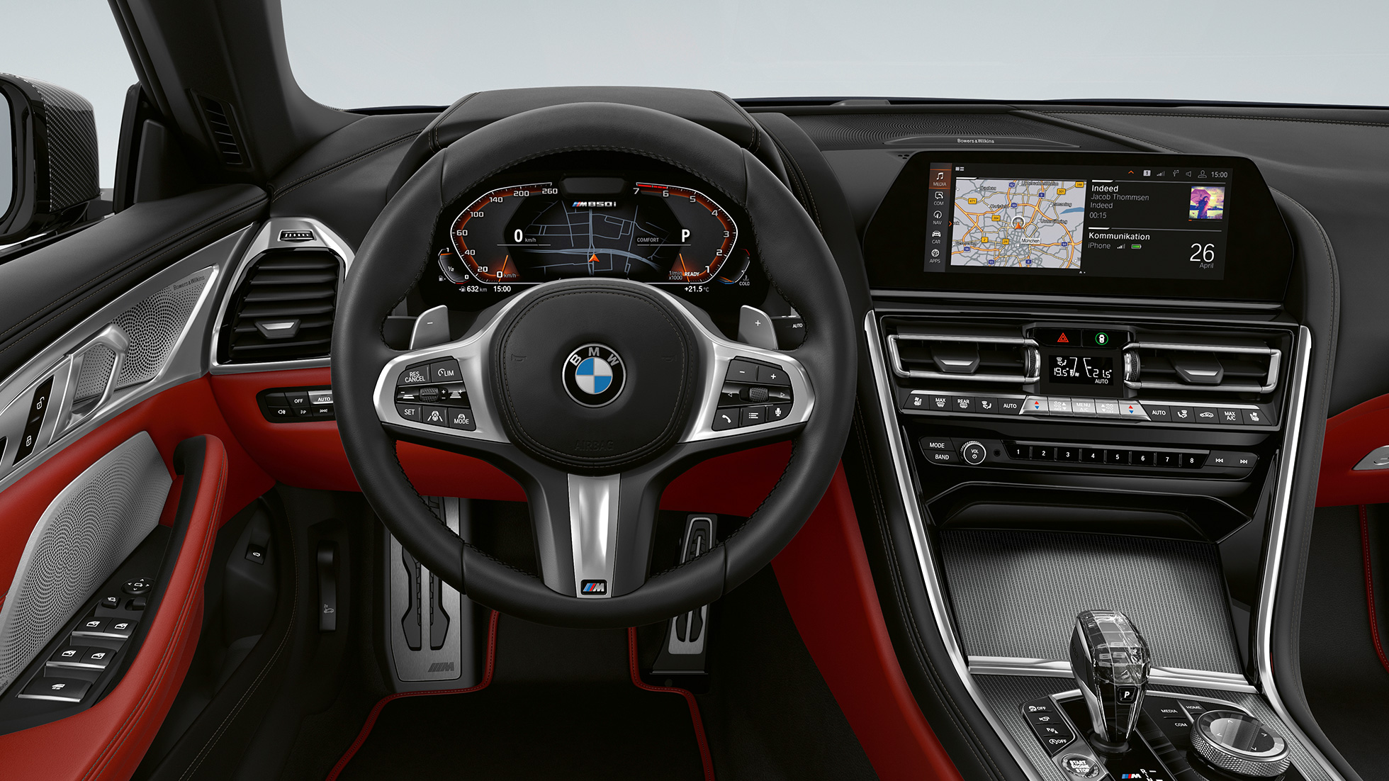 BMW M850i xDrive, v kovinskem odtenku Carbon Black, kokpit z usnjenim volanom M. BMW M850i xDrive, v kovinskem odtenku Carbon Black, kokpit z usnjenim volanom M.