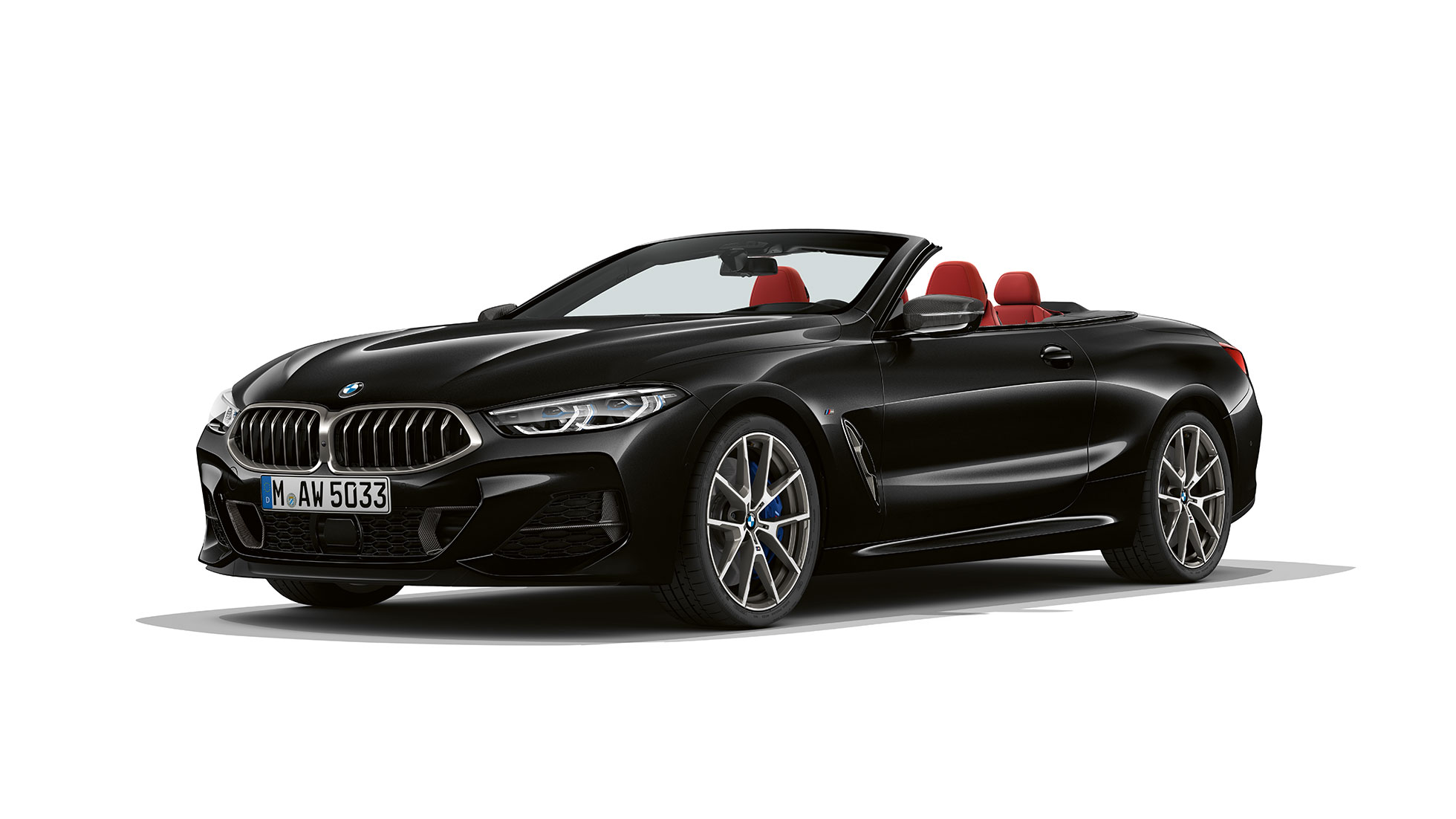 BMW M850i xDrive, karbonska črna kovinska, tričetrtinski pogled od spredaj. BMW M850i xDrive, karbonska črna kovinska, tričetrtinski pogled od spredaj.