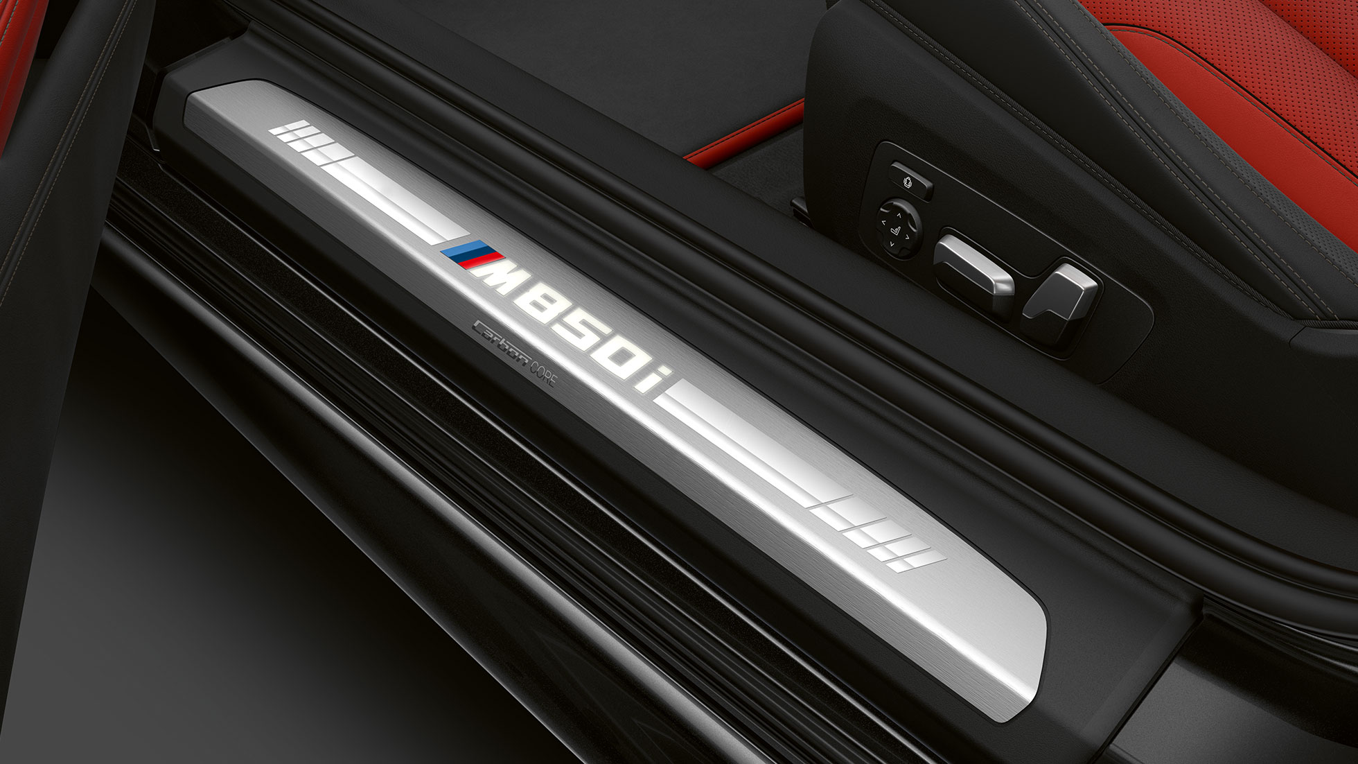 BMW M850i xDrive v kovinskem odtenku Carbon Black, vstopne letve. BMW M850i xDrive v kovinskem odtenku Carbon Black, vstopne letve.