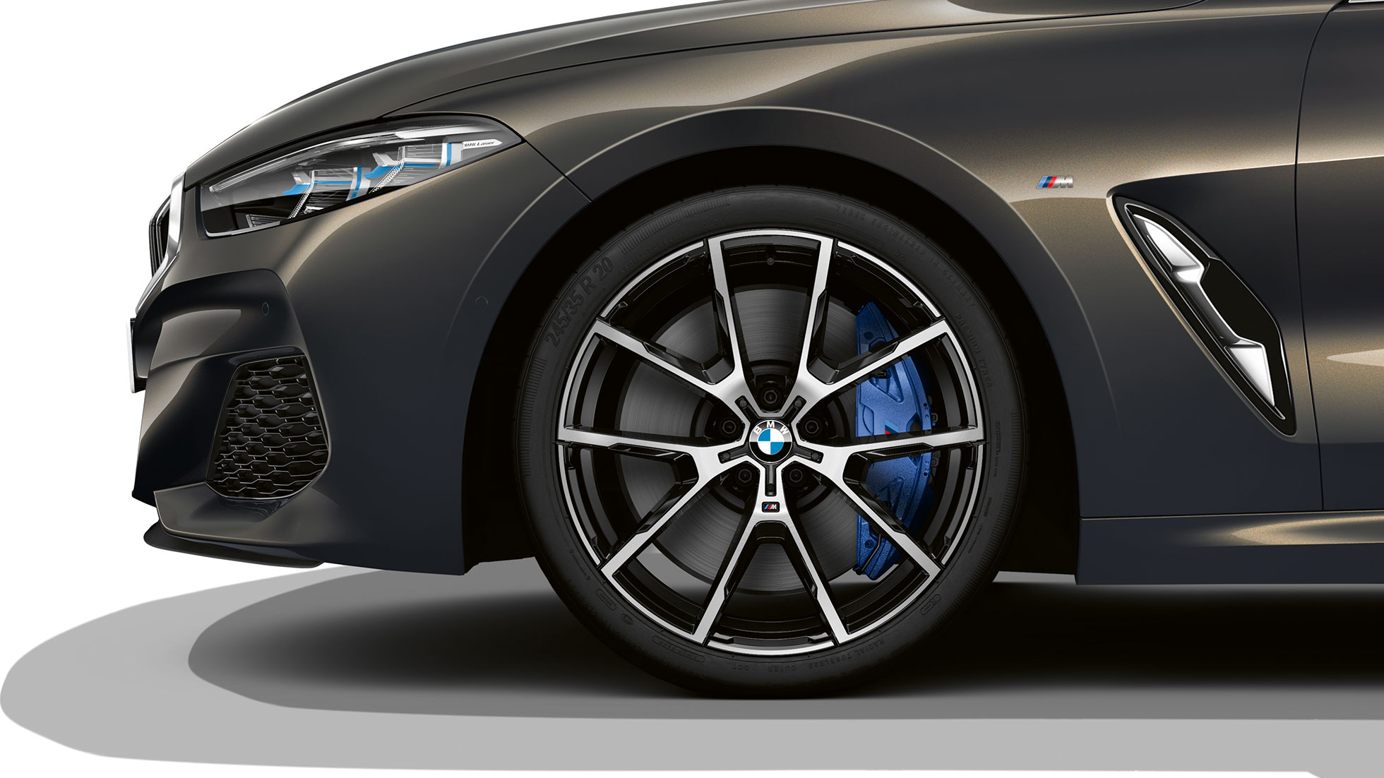 BMW M850i xDrive v kovinskem odtenku Dravit Grey, 20-palčna Y-kraka platišča iz lahke zlitine 728 M. BMW M850i xDrive v kovinskem odtenku Dravit Grey, 20-palčna Y-kraka platišča iz lahke zlitine 728 M.