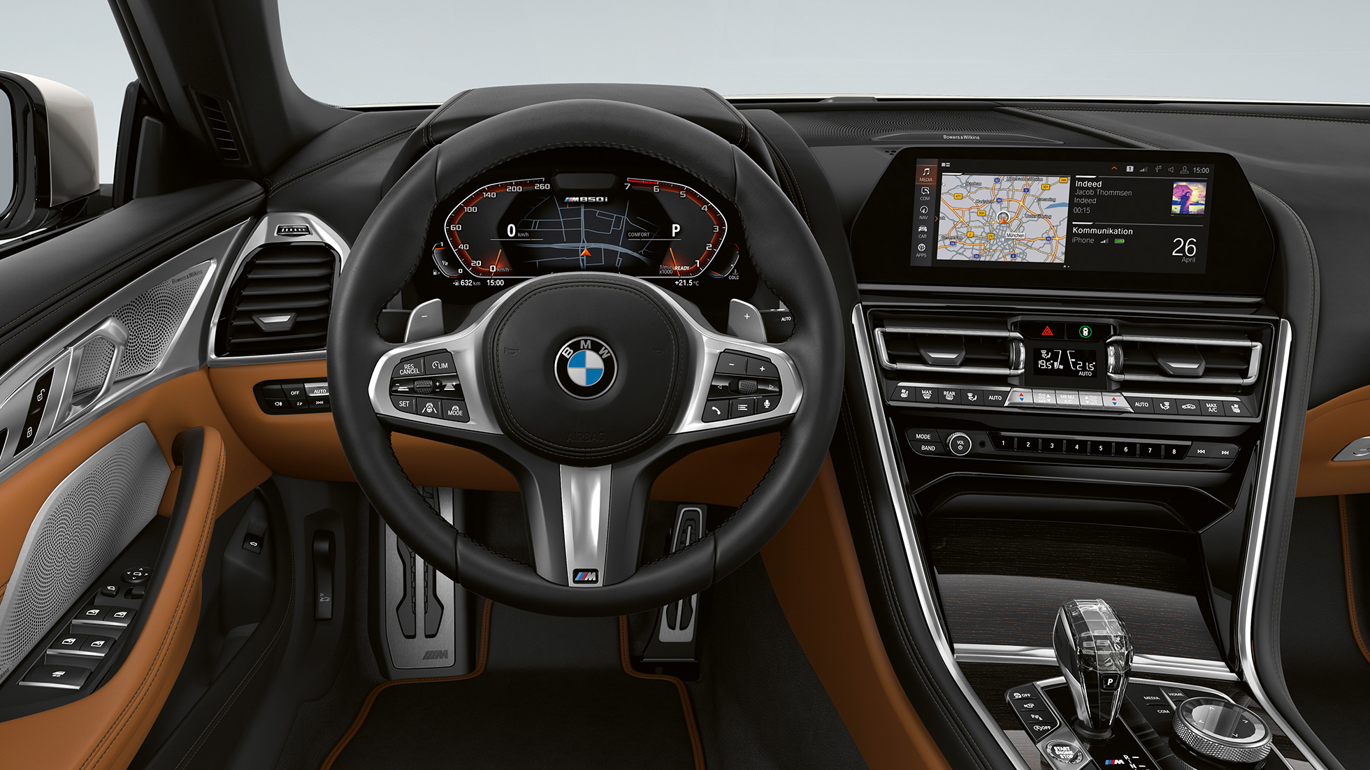 BMW M850i xDrive, v kovinskem odtenku Mineral White, kokpit z usnjenim volanom M. BMW M850i xDrive, v kovinskem odtenku Mineral White, kokpit z usnjenim volanom M.