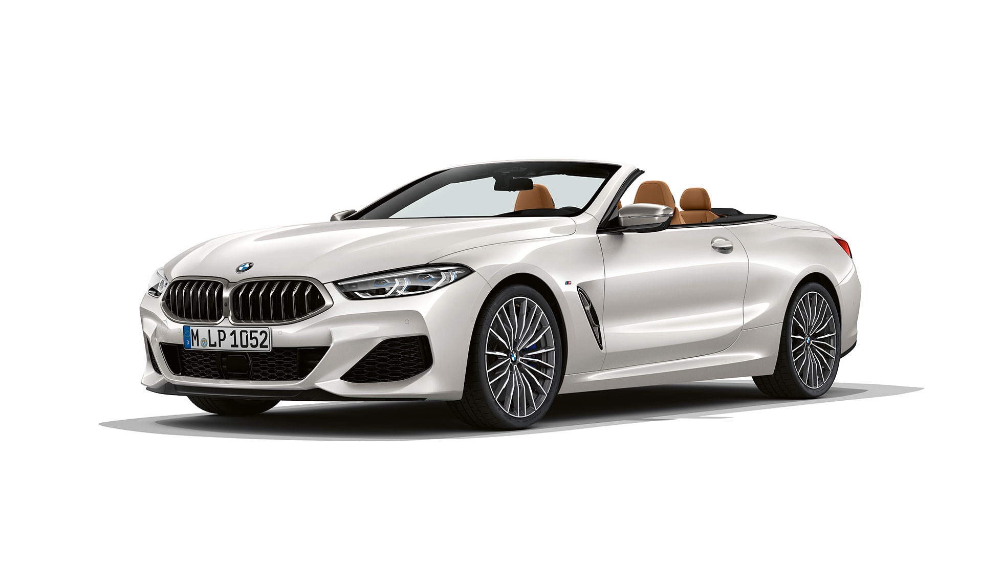 BMW M850i xDrive, mineralno bela kovinska, tričetrtinski pogled od spredaj. BMW M850i xDrive, mineralno bela kovinska, tričetrtinski pogled od spredaj.