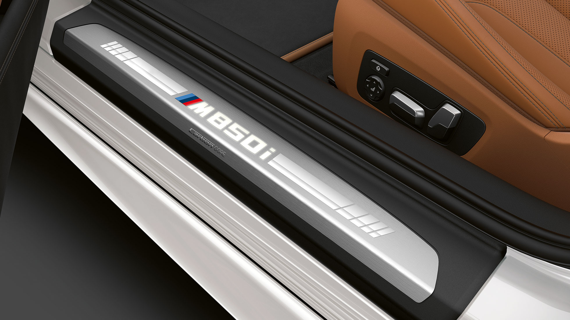 BMW M850i xDrive v kovinskem odtenku Mineral White, vstopne letve. BMW M850i xDrive v kovinskem odtenku Mineral White, vstopne letve.