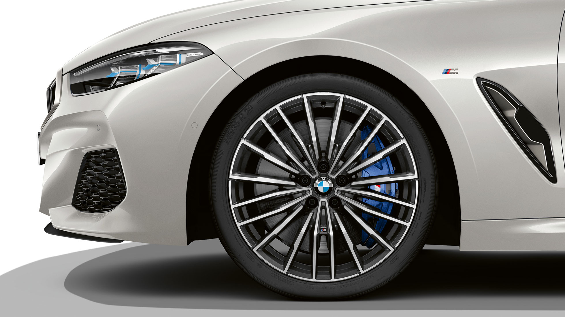 BMW M850i xDrive v kovinskem odtenku Mineral White, ekskluzivno usnjeno oblazinjenje BMW Individual iz usnja Merino Cognac. BMW M850i xDrive v kovinskem odtenku Mineral White, ekskluzivno usnjeno oblazinjenje BMW Individual iz usnja Merino Cognac.