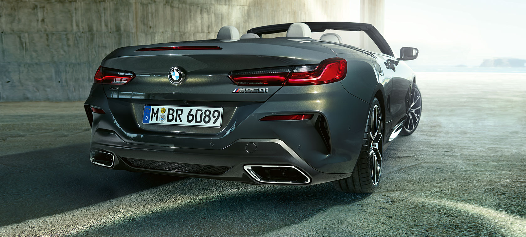 BMW M850i xDrive v kovinskem odtenku Dravit Grey, tričetrtinski pogled od zadaj. BMW M850i xDrive v kovinskem odtenku Dravit Grey, tričetrtinski pogled od zadaj.