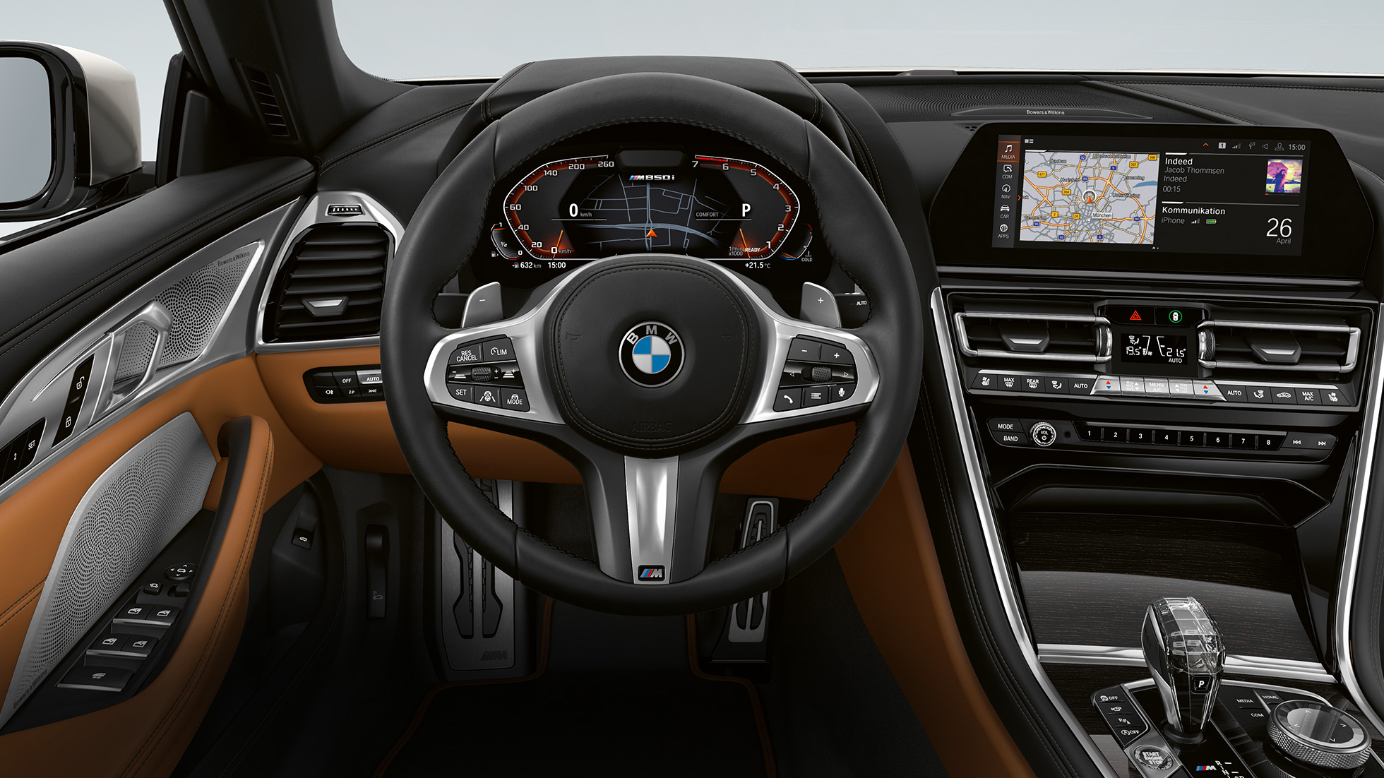BMW M850i xDrive, večfunkcijski usnjeni volan M s prestavnima ročicama. BMW M850i xDrive, večfunkcijski usnjeni volan M s prestavnima ročicama.