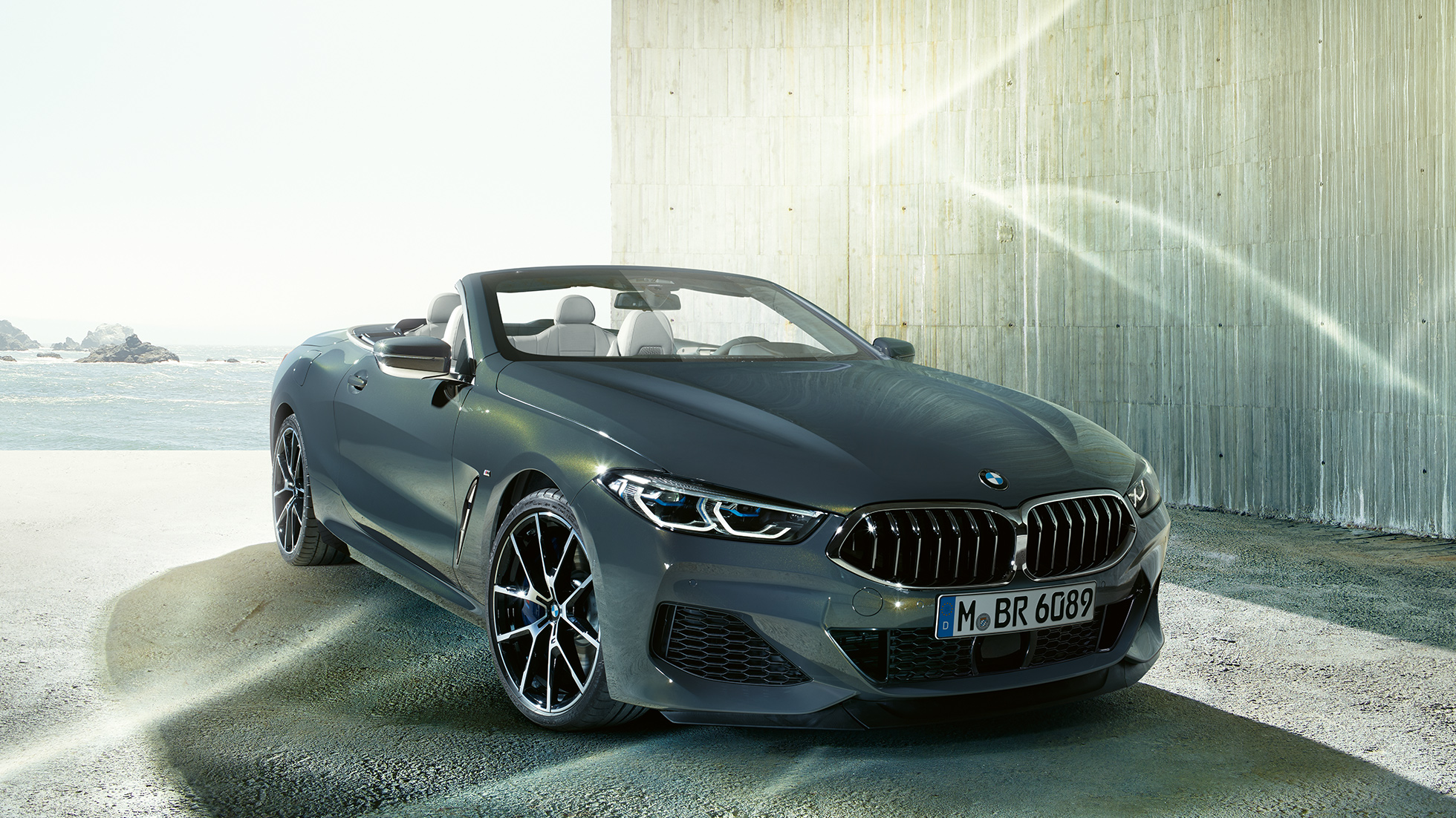 BMW M850i xDrive v kovinskem odtenku Dravit Grey, tričetrtinski pogled od spredaj levo. BMW M850i xDrive v kovinskem odtenku Dravit Grey, tričetrtinski pogled od spredaj levo.