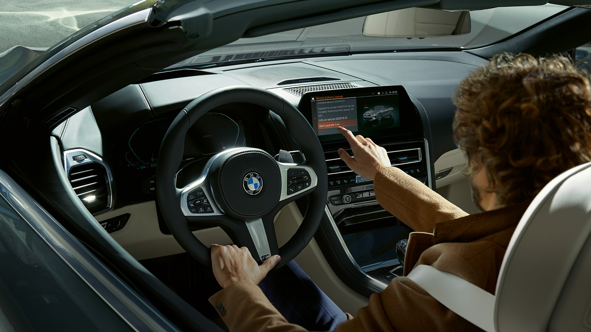BMW M850i xDrive, voznik pri upravljanju BMW Live Cockpit Professional na dotik. BMW M850i xDrive, voznik pri upravljanju BMW Live Cockpit Professional na dotik.