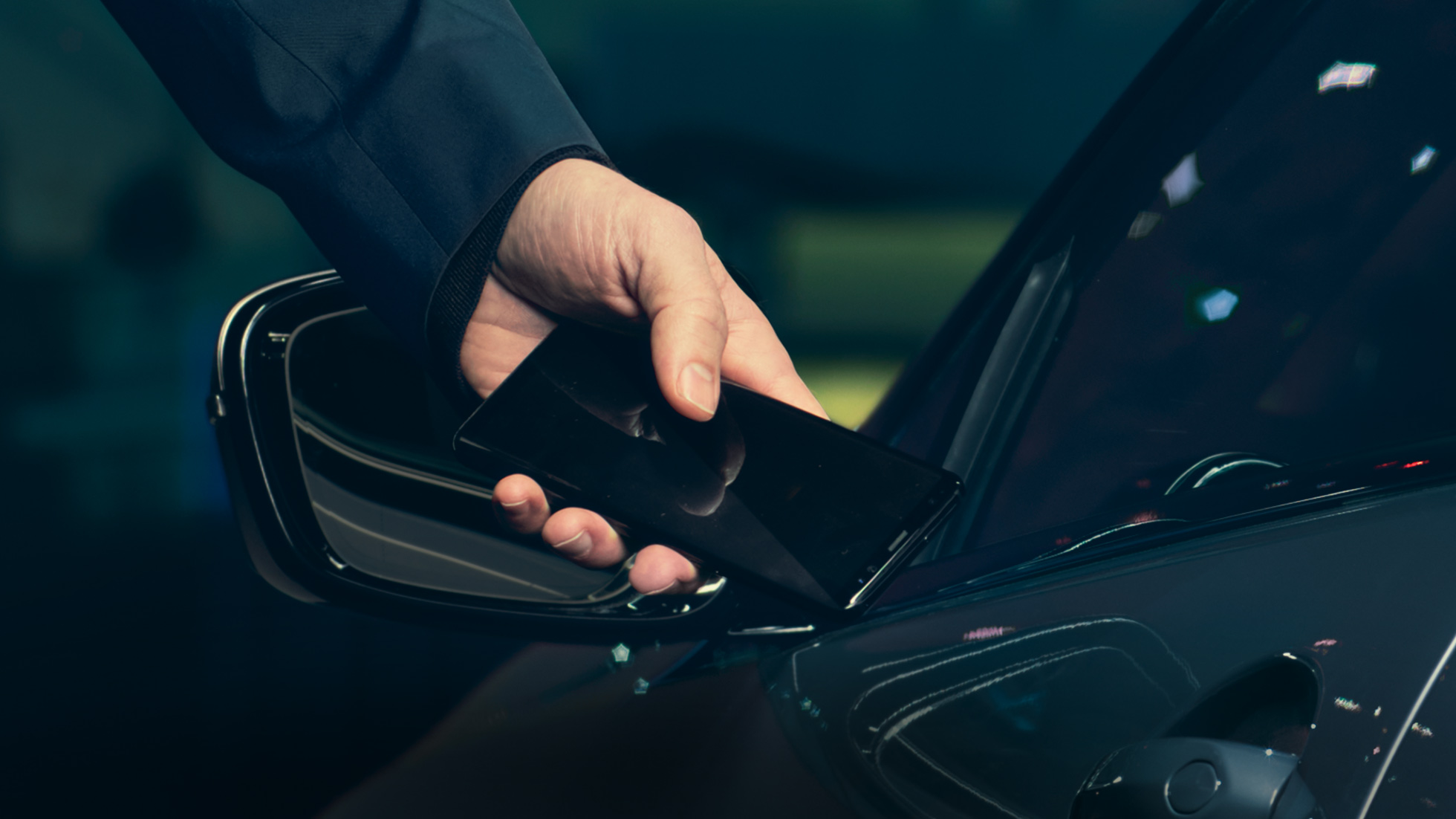 BMW M850i xDrive, voznik upravlja vozilo prek pametnega telefona z digitalnim avtomobilskim ključem. BMW M850i xDrive, voznik upravlja vozilo prek pametnega telefona z digitalnim avtomobilskim ključem.