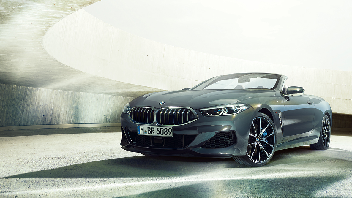 BMW M850i xDrive v kovinskem odtenku Dravit Grey, tričetrtinski pogled od spredaj desno. BMW M850i xDrive v kovinskem odtenku Dravit Grey, tričetrtinski pogled od spredaj desno.
