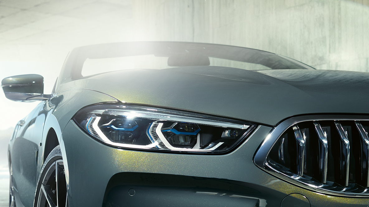 BMW M850i xDrive v kovinskem odtenku Dravit Grey, pogled od spredaj z laserskimi lučmi BMW na levi. BMW M850i xDrive v kovinskem odtenku Dravit Grey, pogled od spredaj z laserskimi lučmi BMW na levi.