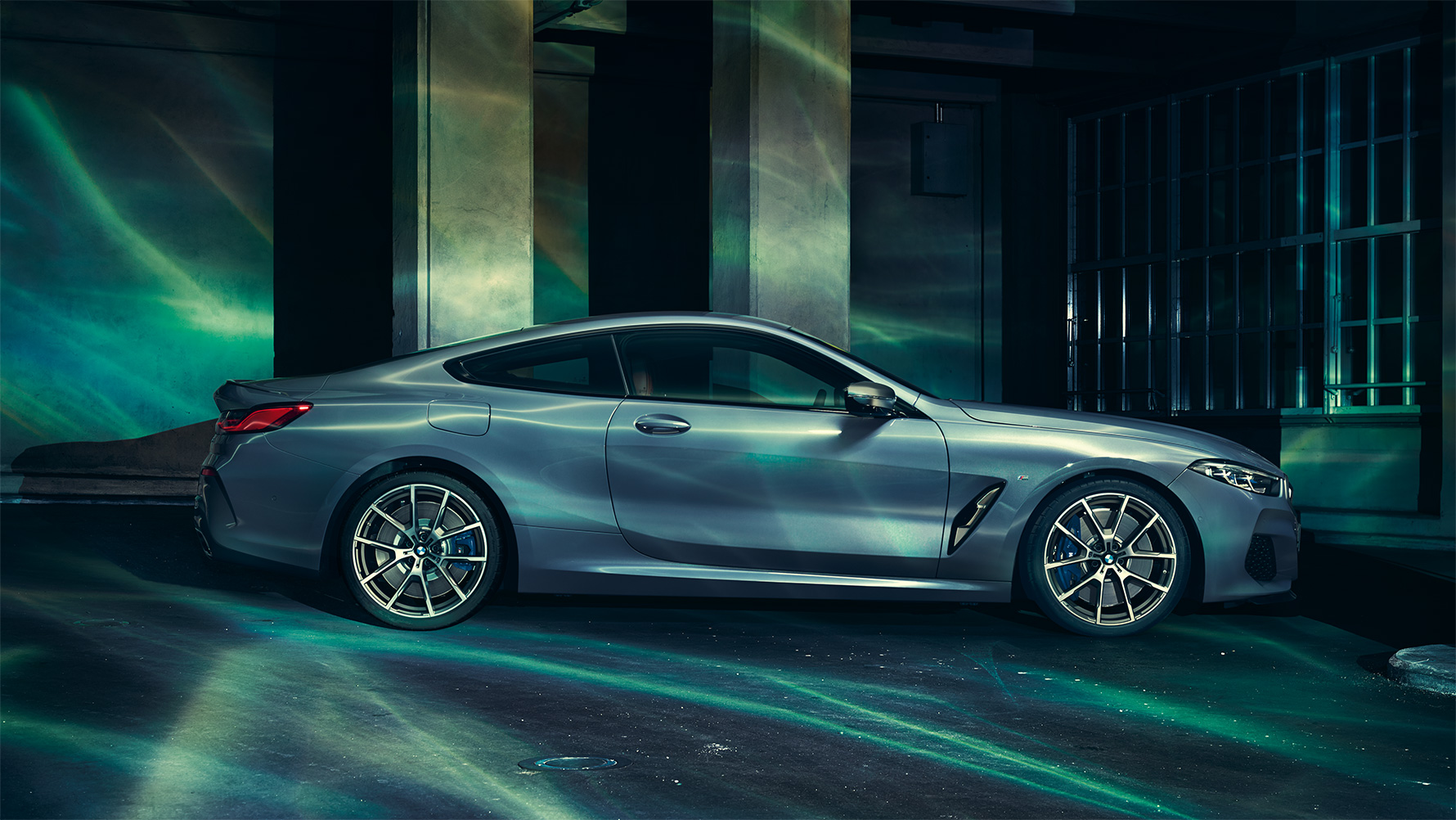 BMW serije 8, stranski pogled Mirujoč posnetek BMW serije 8 Coupé od strani pred mestnim ozadjem.
