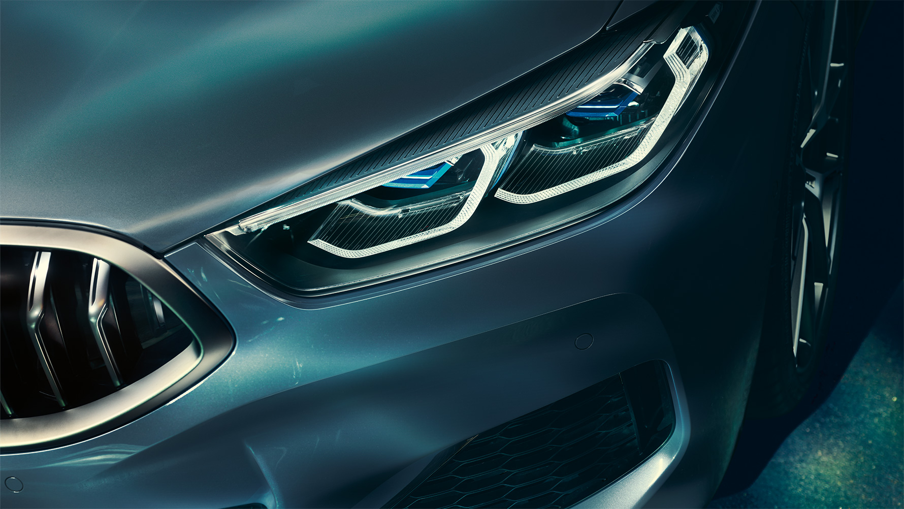 BMW serije 8, laserska luč Posnetek od blizu laserske luči na sprednji strani BMW serije 8 Coupé.