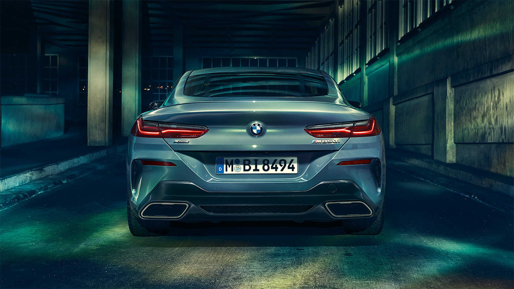 BMW serije 8 Coupé, pogled od zadaj Pogled od zadaj BMW serije 8 Coupé ponoči pred mestnim ozadjem.