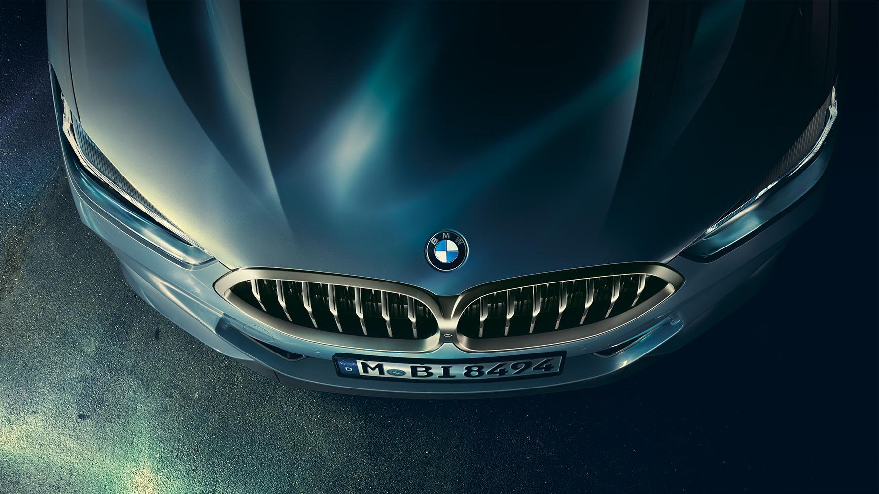 BMW serije 8 Coupé, pokrov motorja Posnetek od blizu pokrova motorja BMW serije 8 Coupé iz ptičje perspektive.