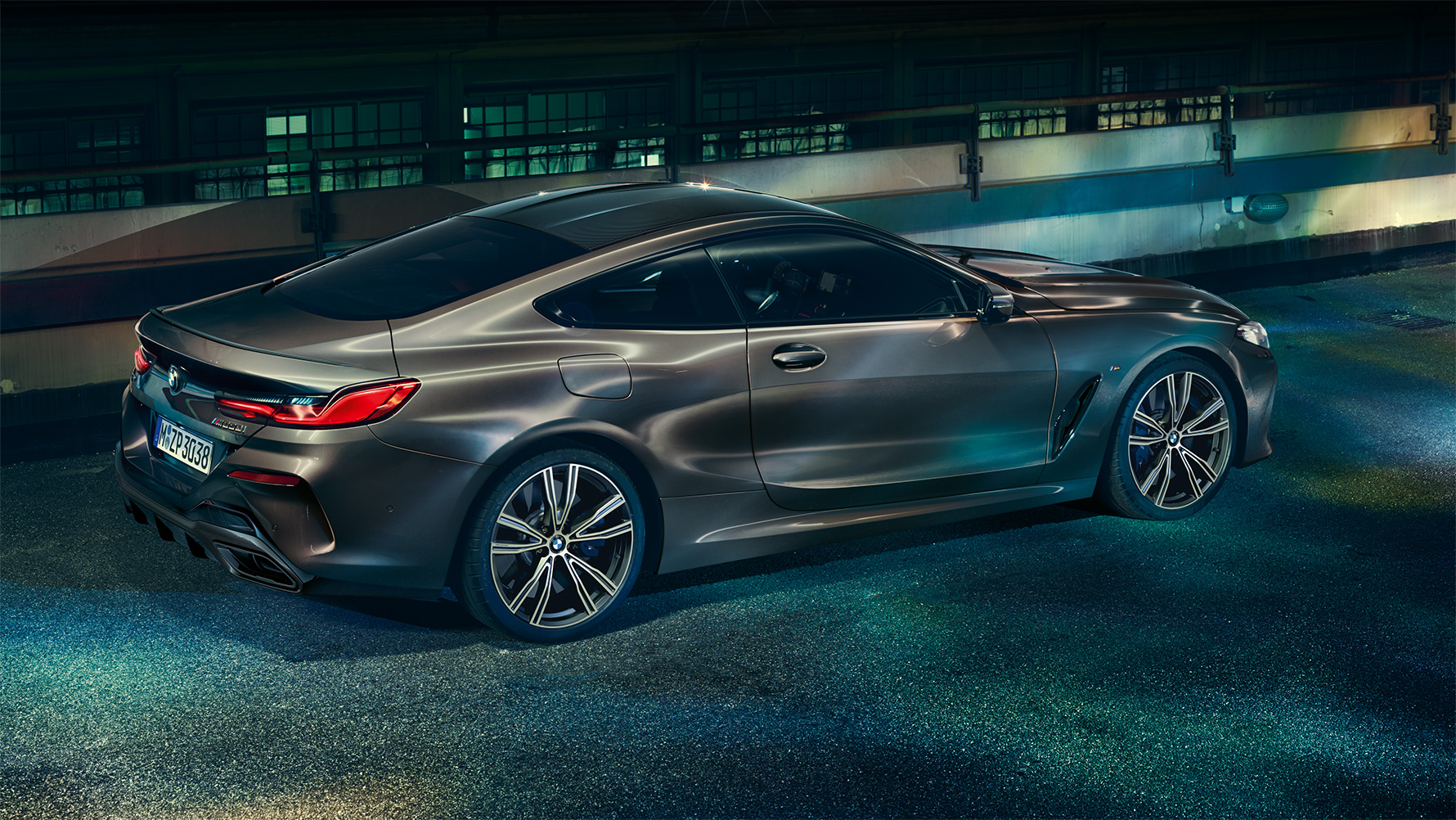 Mirujoč posnetek od strani BMW serije 8 Coupé z opremo BMW Individual ponoči pred mestnim ozadjem. Mirujoč posnetek od strani BMW serije 8 Coupé z opremo BMW Individual ponoči pred mestnim ozadjem.