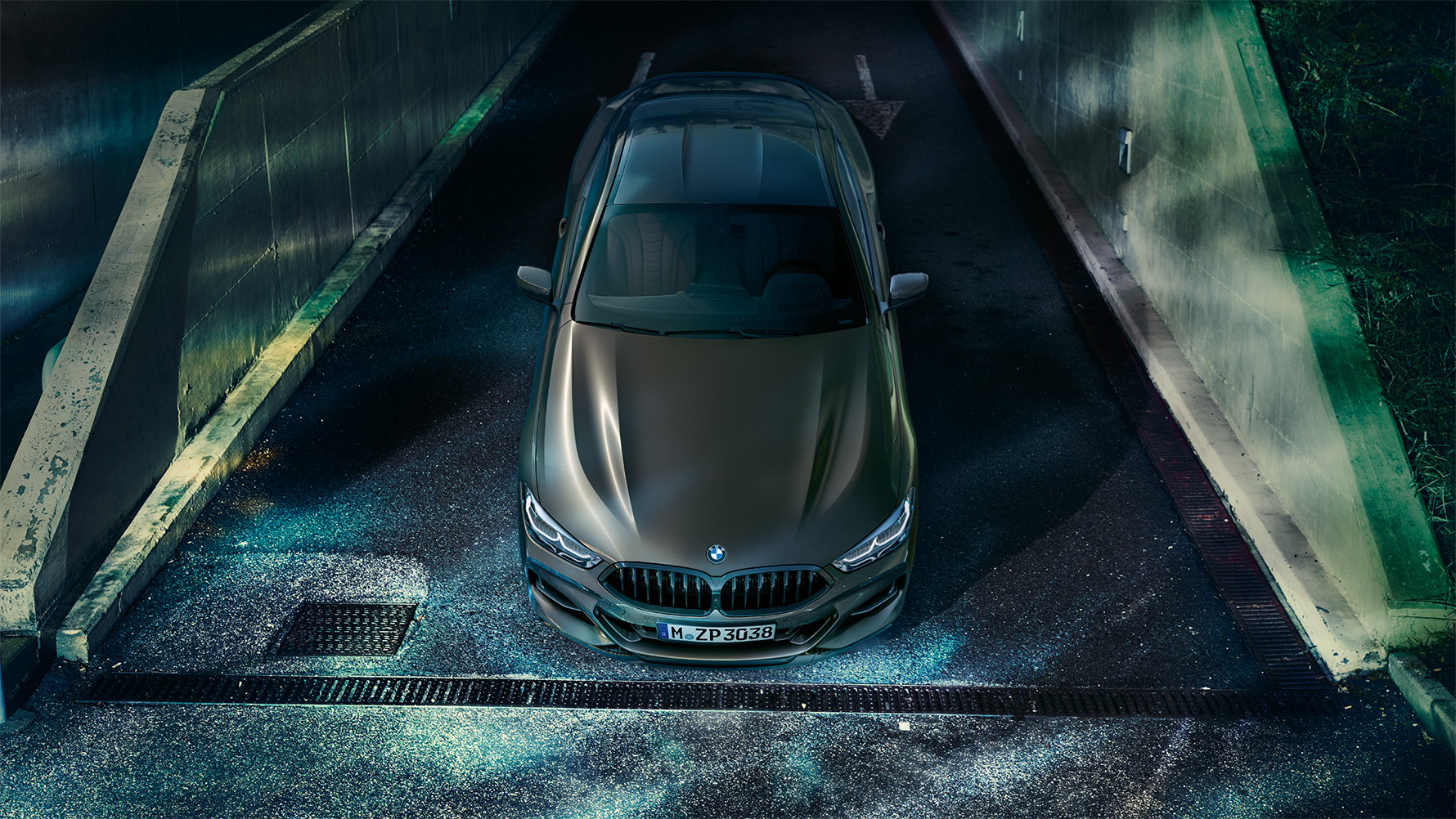 Mirujoč posnetek sprednje strani BMW serije 8 Coupé z opremo BMW Individual ponoči pred mestnim ozadjem. Mirujoč posnetek sprednje strani BMW serije 8 Coupé z opremo BMW Individual ponoči pred mestnim ozadjem.
