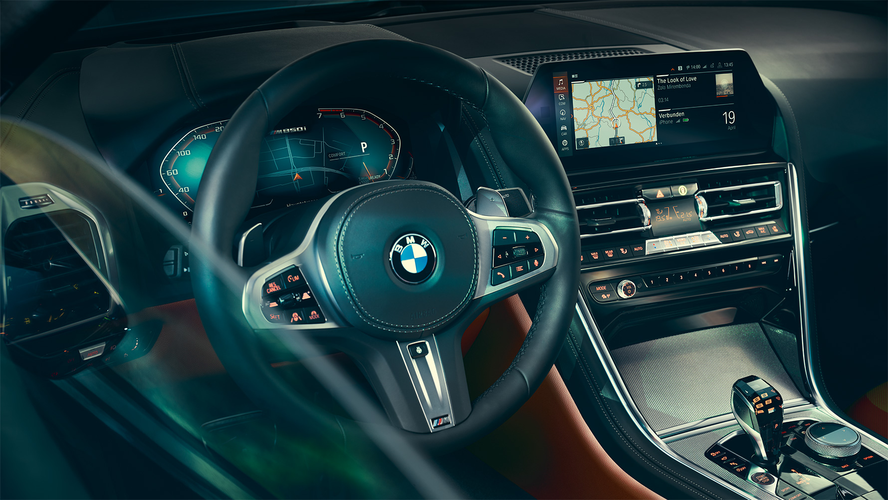 BMW serije 8 Coupé, kokpit Posnetek od blizu notranjosti BMW serije 8 Coupé s poudarkom na volanu.