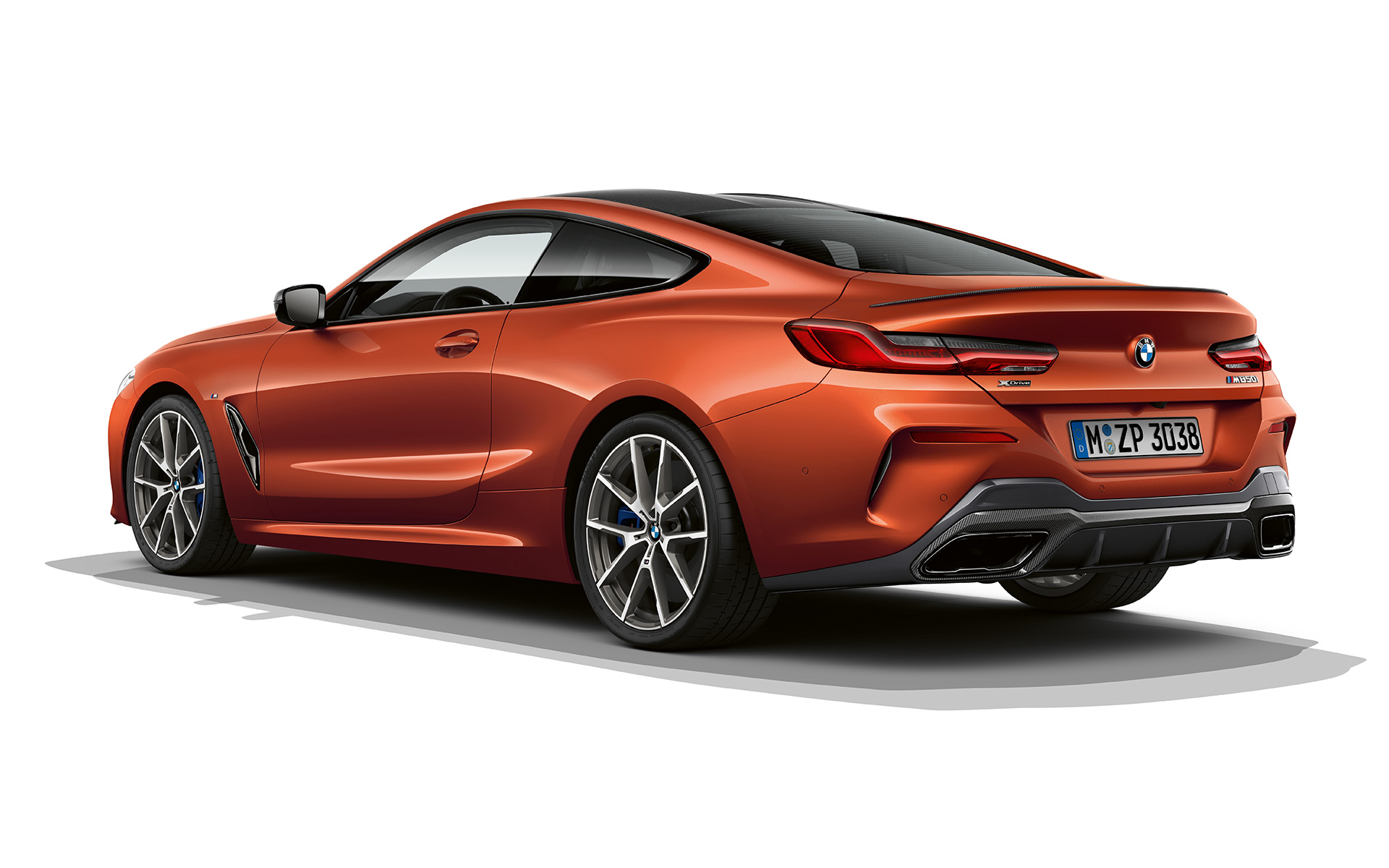 BMW serije 8 Coupé, kovinska barva Sunset Orange Mirujoč posnetek BMW serije 8 Coupé v kovinski barvi Sunset Orange na belem ozadju.
