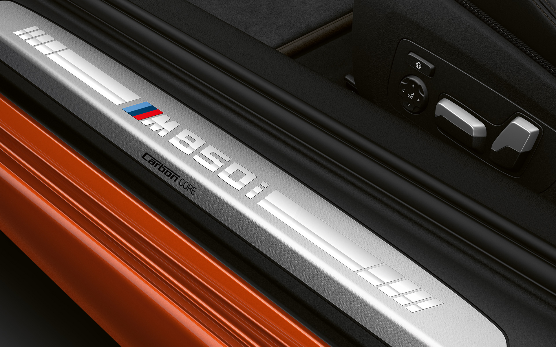 BMW serije 8 Coupé, vstopna letev M850i Posnetek od blizu vstopne letve BMW serije 8 Coupé z logotipom M850i.