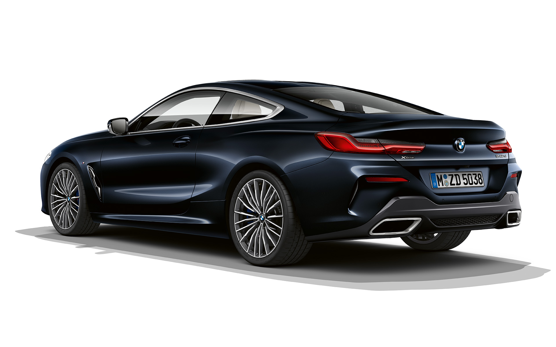BMW serije 8 Coupé, kovinska barva Carbon Black Mirujoč posnetek BMW serije 8 Coupé v kovinski barvi Carbon Black na belem ozadju.