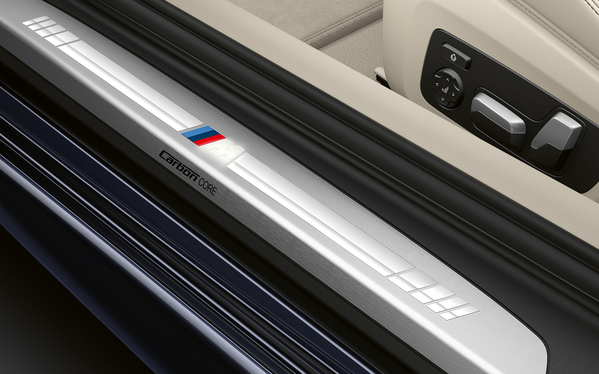 BMW serije 8 Coupé, vstopna letev z logotipom M Posnetek od blizu vstopne letve BMW serije 8 Coupé z logotipom M.