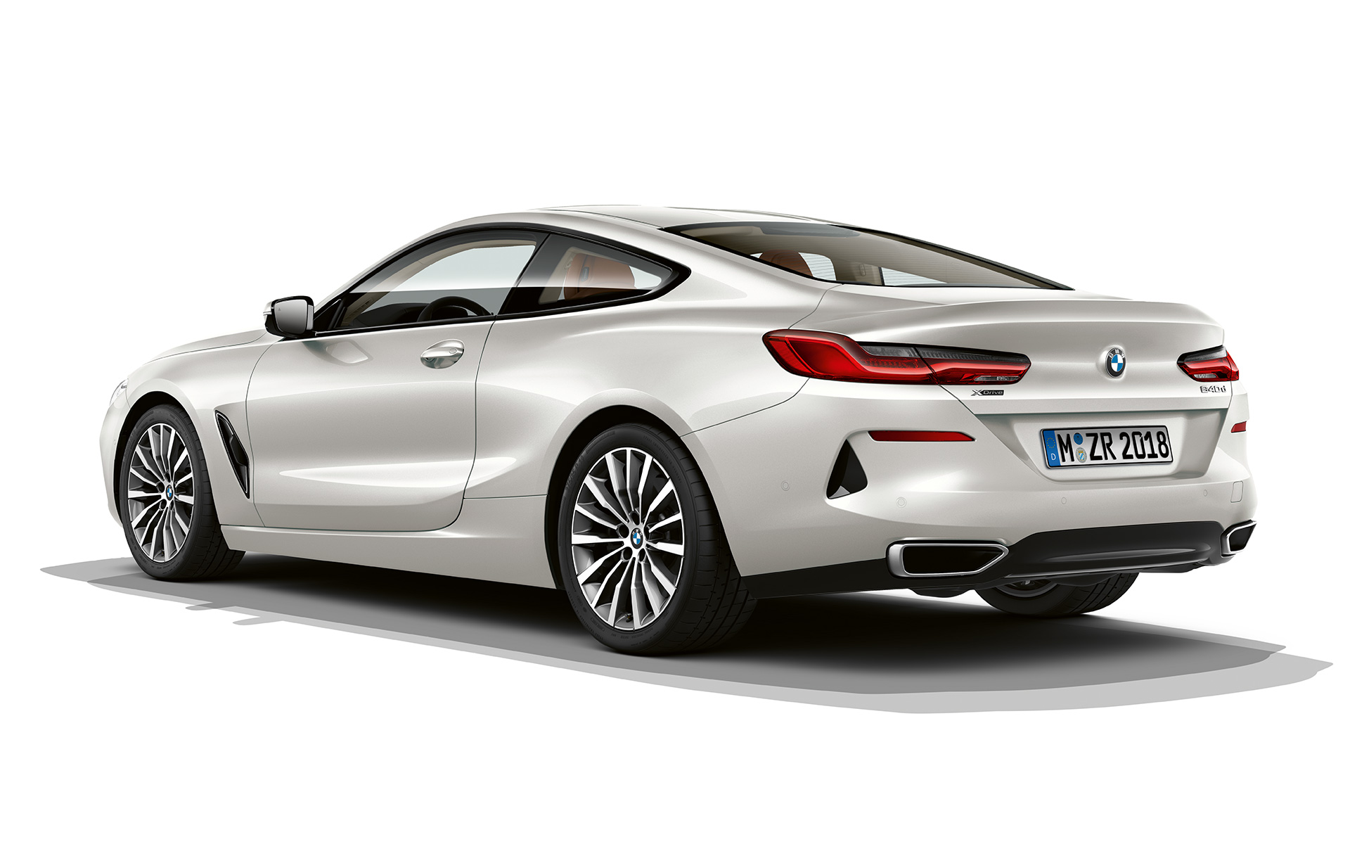 BMW serije 8 Coupé, kovinska barva Mineral White Mirujoč posnetek BMW serije 8 Coupé v kovinski barvi Mineral White na belem ozadju.