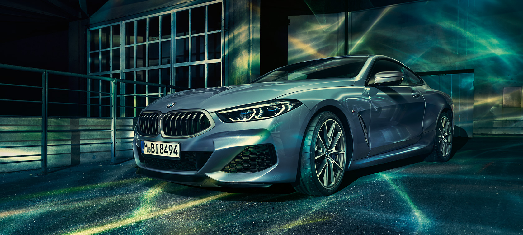 BMW serije 8, tričetrtinska sprednja stran Tričetrtinski mirujoč posnetek sprednje strani BMW serije 8 Coupé pred mestnim ozadjem.