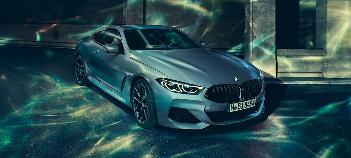 BMW M850i Coupé First Edition, polprofil od spredaj Fotografija vozila BMW M850i Coupé First Edition v polprofilu od spredaj v urbanem okolju.