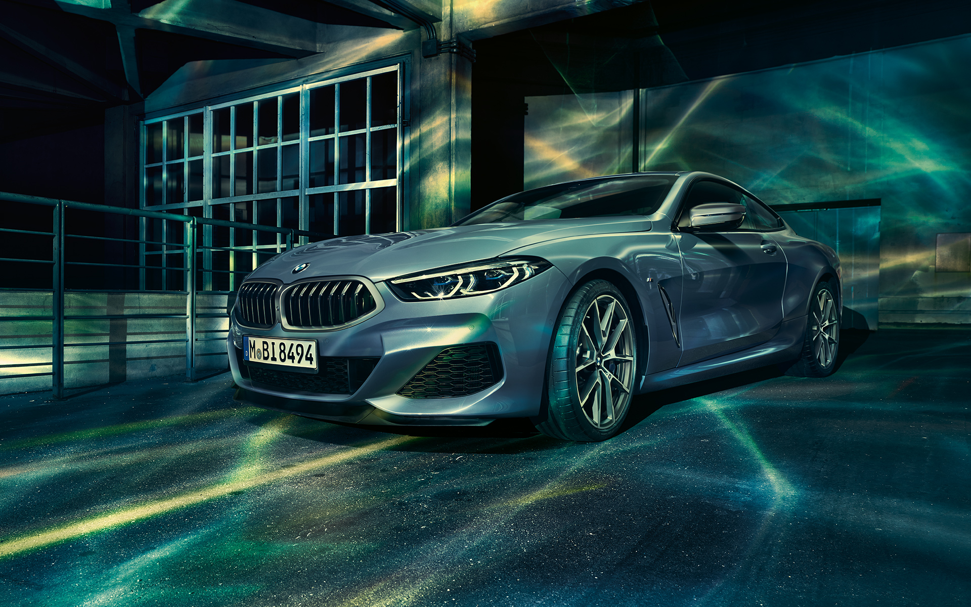 BMW serije 8 Coupé, tri četrtine sprednje strani desno Desni tričetrtinski mirujoč posnetek sprednje strani BMW serije 8 Coupé pred mestnim ozadjem.