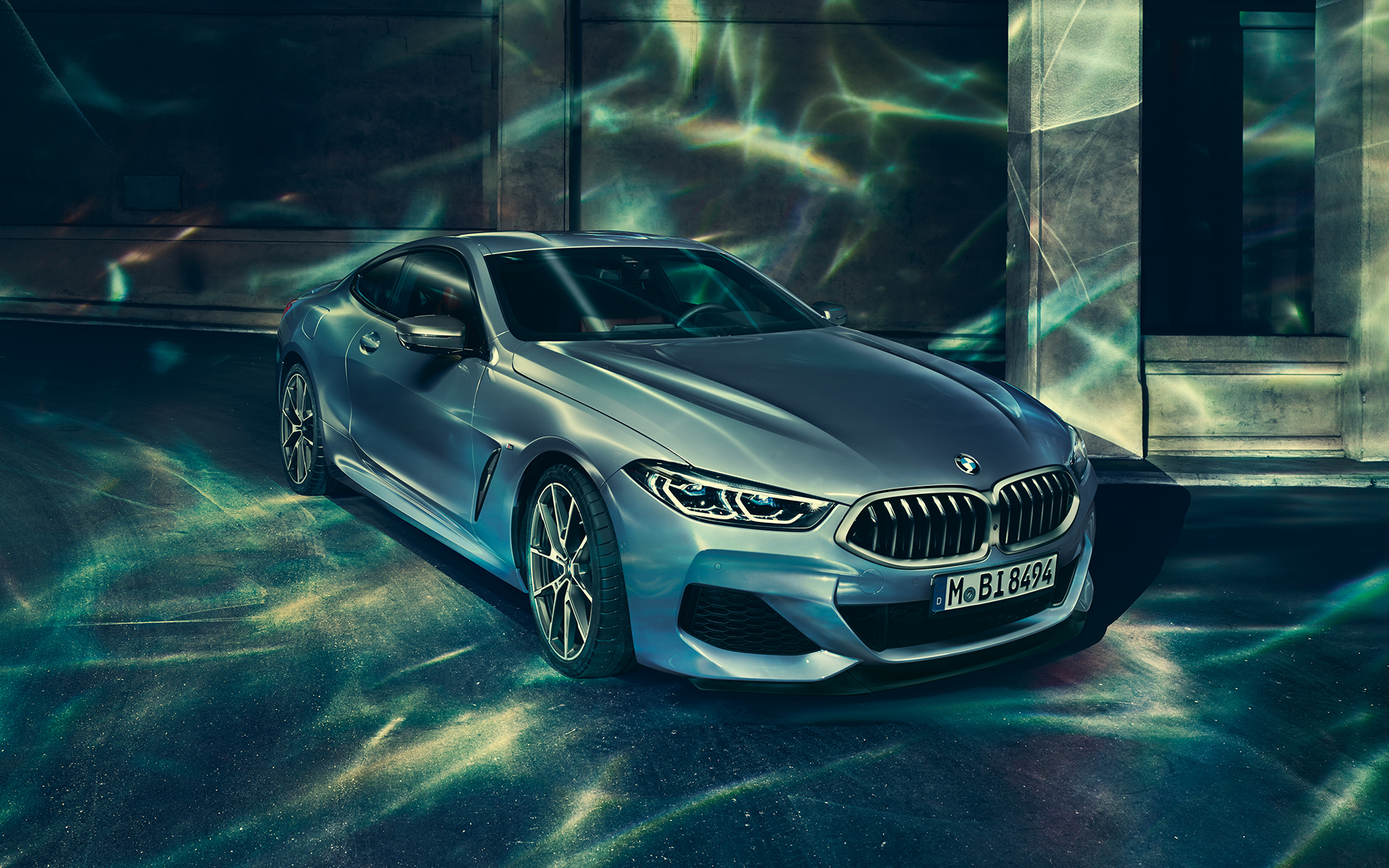 BMW serije 8 Coupé, tri četrtine sprednje strani levo Levi tričetrtinski mirujoč posnetek sprednje strani BMW serije 8 Coupé pred mestnim ozadjem.