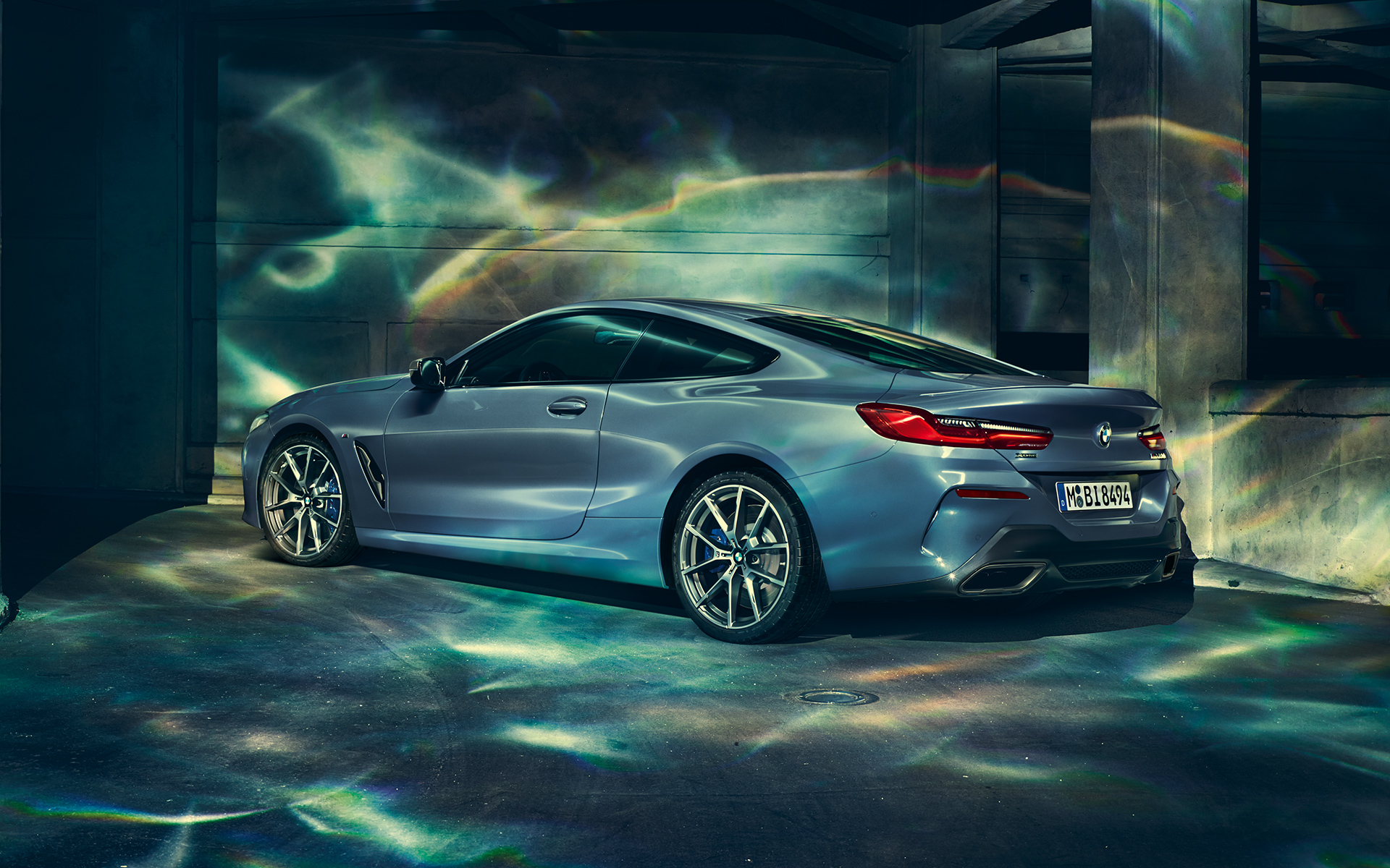 BMW serije 8 Coupé, levo Posnetek levega boka BMW serije 8 Coupé pred mestnim ozadjem.