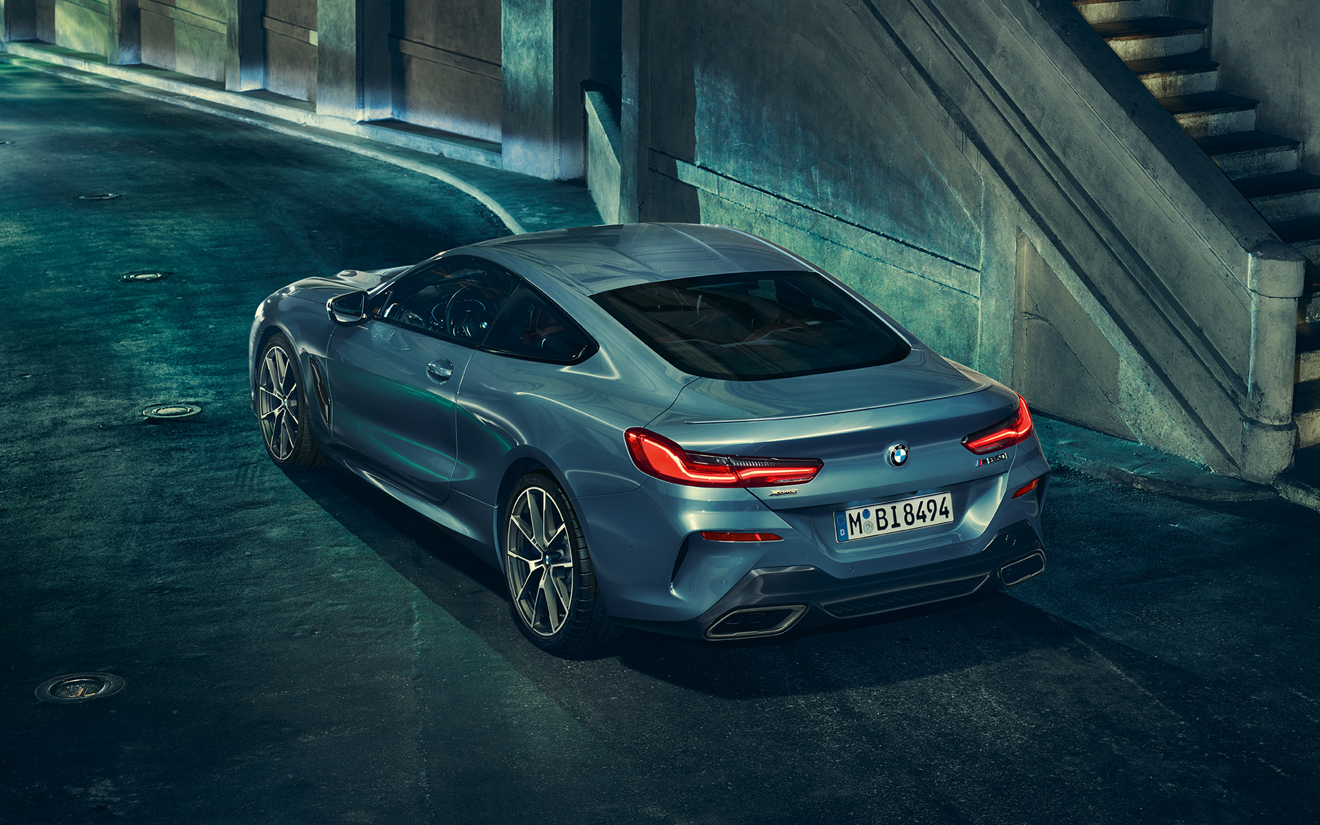 BMW serije 8 Coupé, tri četrtine zadka levo Tričetrtinski mirujoč posnetek zadka BMW serije 8 Coupé pred mestnim ozadjem.
