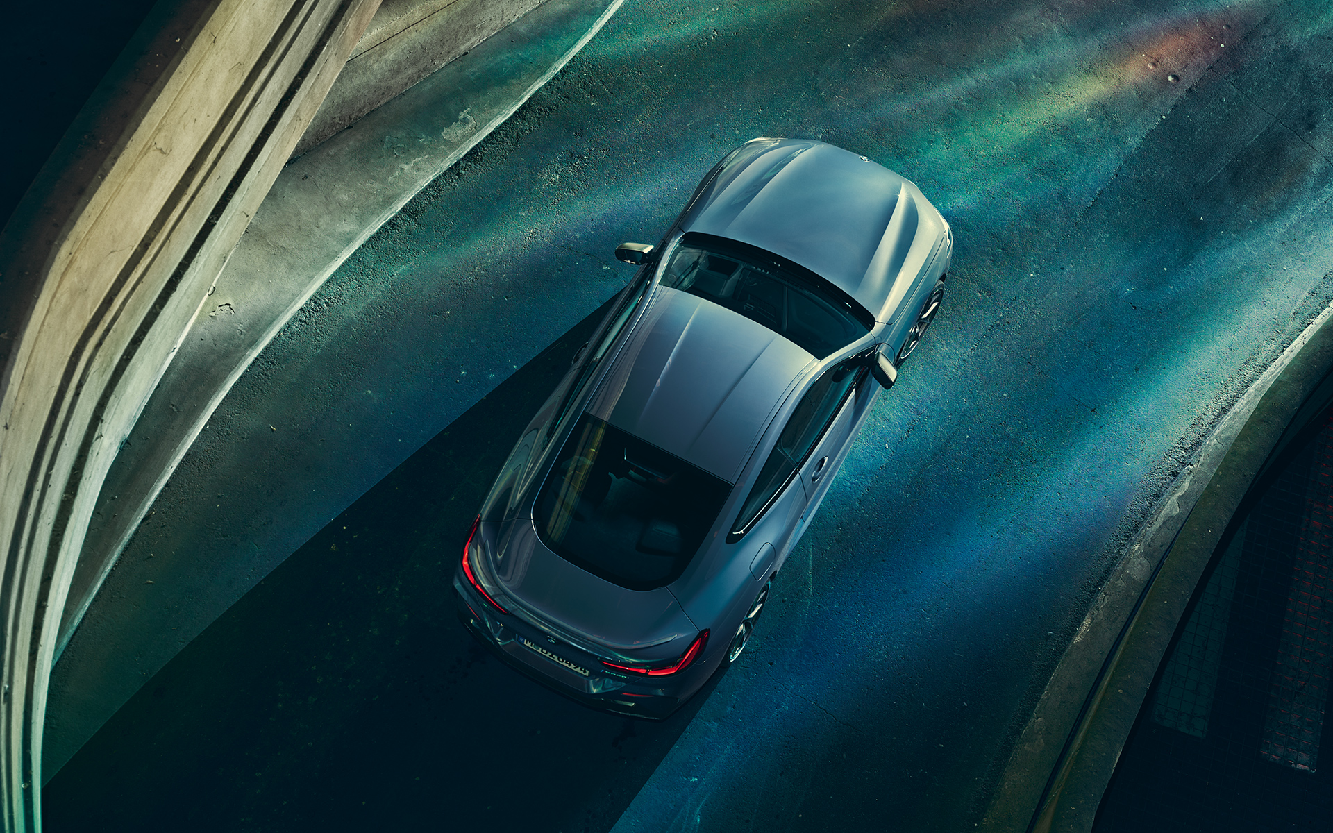 BMW serije 8 Coupé, ptičja perspektiva Mirujoč posnetek BMW serije 8 Coupé iz ptičje perspektive pred mestnim ozadjem.