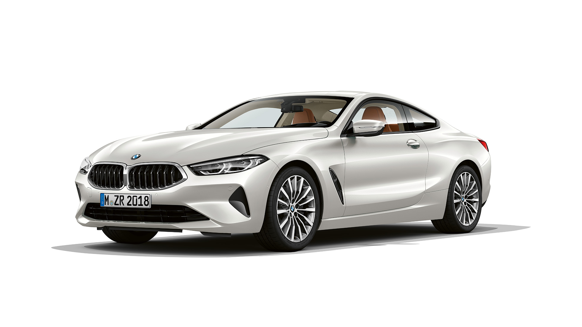 BMW serije 8 Coupé, tričetrtinski pogled od spredaj. BMW serije 8 Coupé, kovinska barva Mineral White, tričetrtinski pogled od spredaj.