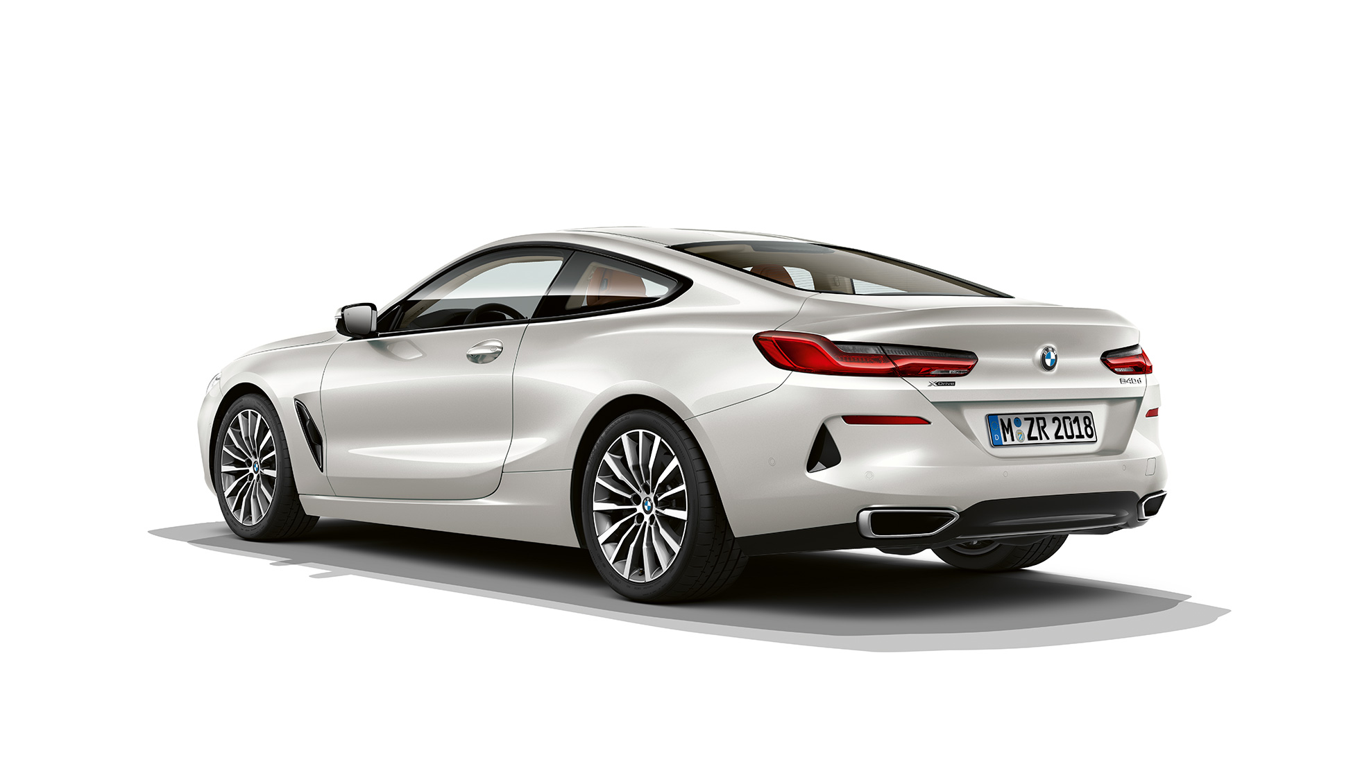BMW serije 8 Coupé, tričetrtinski pogled od zadaj. BMW serije 8 Coupé, kovinska barva Mineral White, tričetrtinski pogled od zadaj.