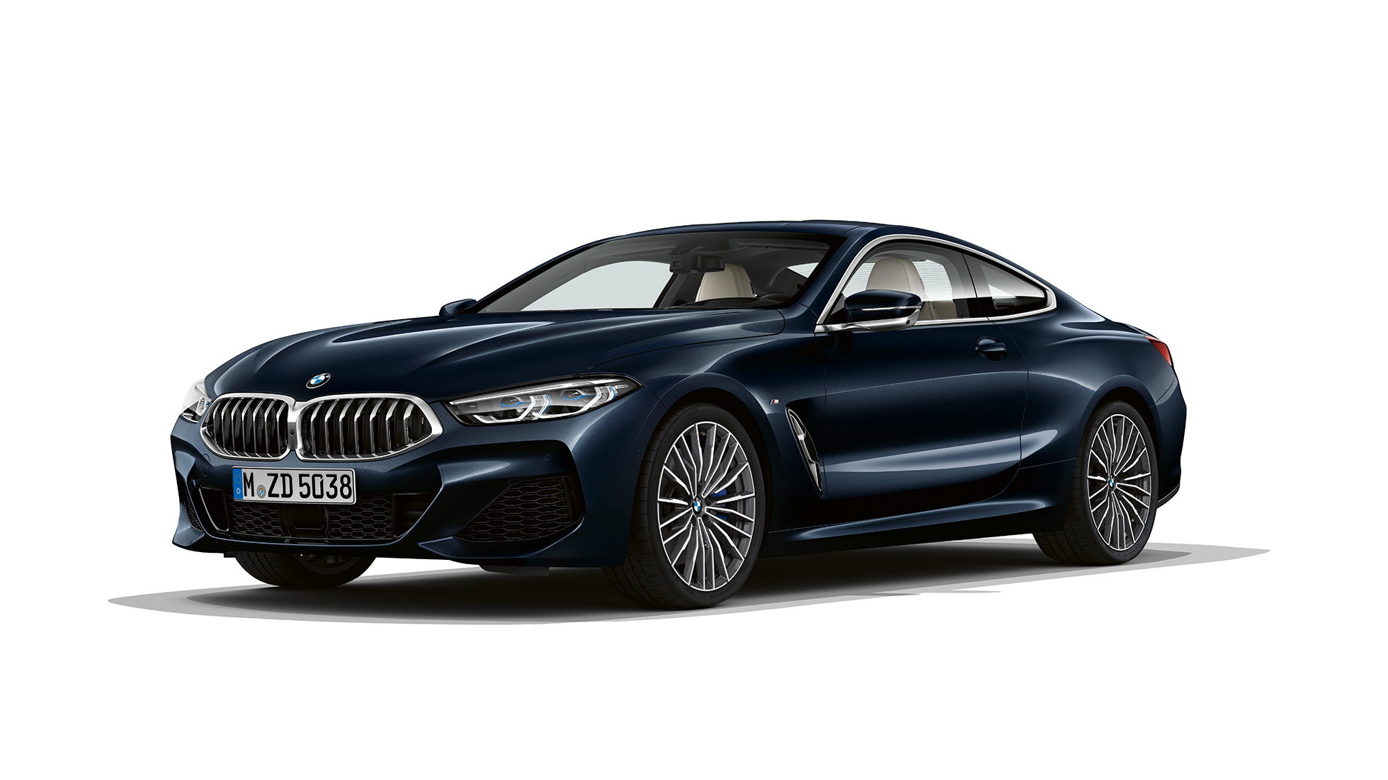 BMW serije 8 Coupé, tričetrtinski pogled od spredaj. BMW serije 8 Coupé, kovinska barva Carbon Black, tričetrtinski pogled od spredaj.