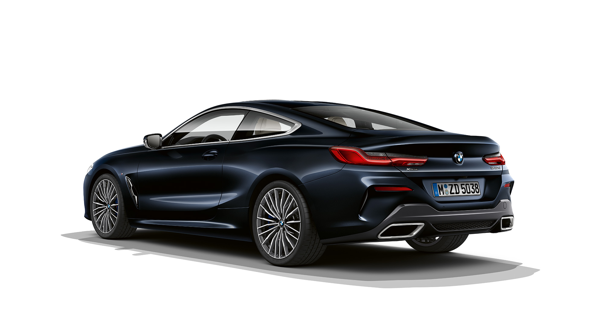 BMW serije 8 Coupé, tričetrtinski pogled od zadaj. BMW serije 8 Coupé, kovinska barva Carbon Black, tričetrtinski pogled od zadaj.