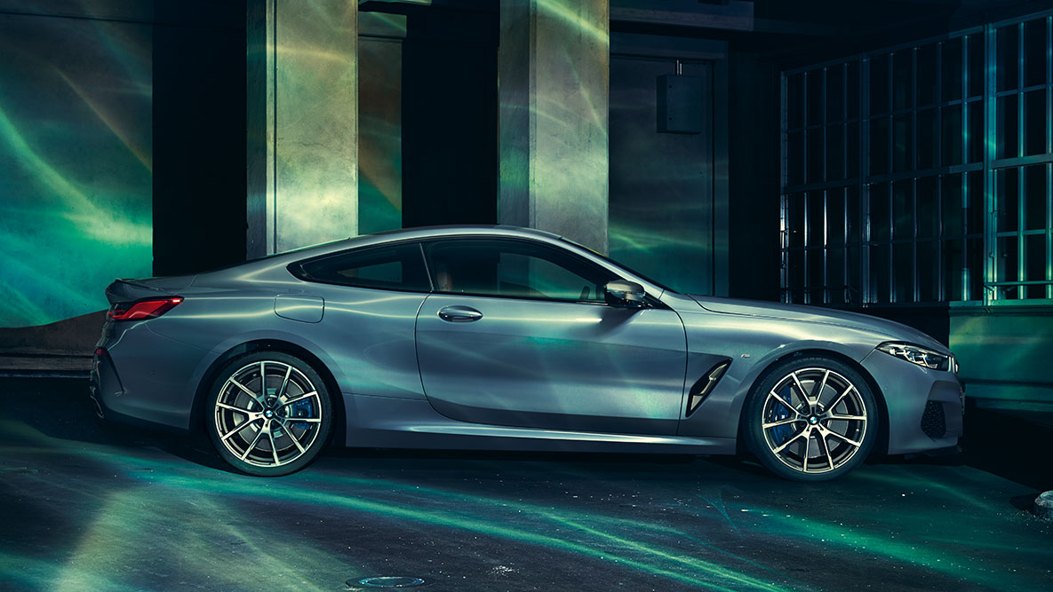 BMW serije 8 Coupé, stranski pogled. Mirujoč posnetek BMW serije 8 Coupé s strani v mestnem okolju.