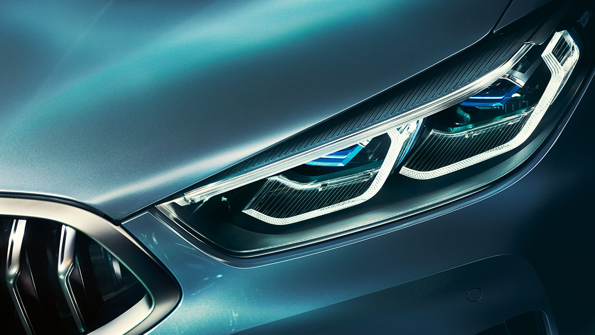 BMW serije 8 Coupe laserske luči. Pogled od blizu na sprednjega dela BMW serije 8 Coupé.