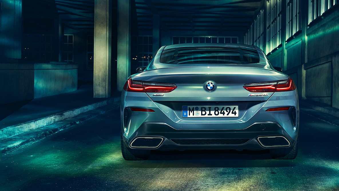 BMW serije 8 Coupé, pogled od zadaj. Pogled od zadaj BMW serije 8 Coupé ponoči v mestnem okolju.
