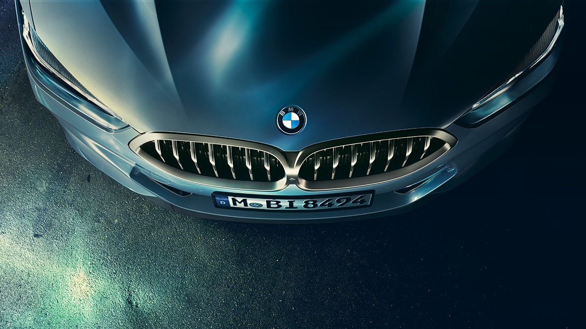 BMW serije 8 Coupé, pokrov motorja. Pogled od blizu na pokrov motorja BMW serije 8 Coupé iz ptičje perspektive.