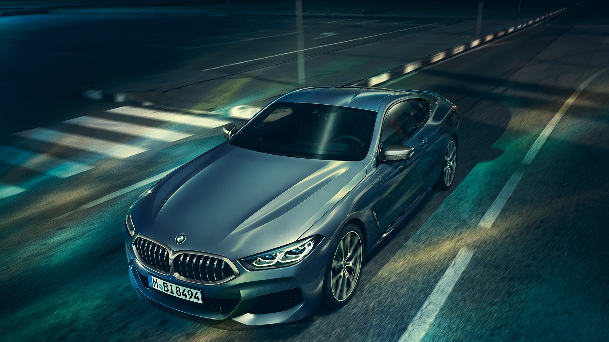 BMW serije 8 Coupé, tričetrtinski pogled od spredaj. BMW serije 8 Coupé, tričetrtinski pogled od spredaj, pogled na pokrov motorja med mirovanjem.
